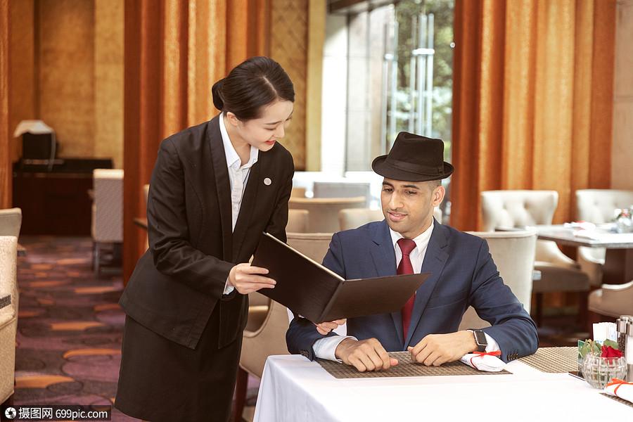 酒店服务餐厅服务员给外国客人菜单酒店管理模特